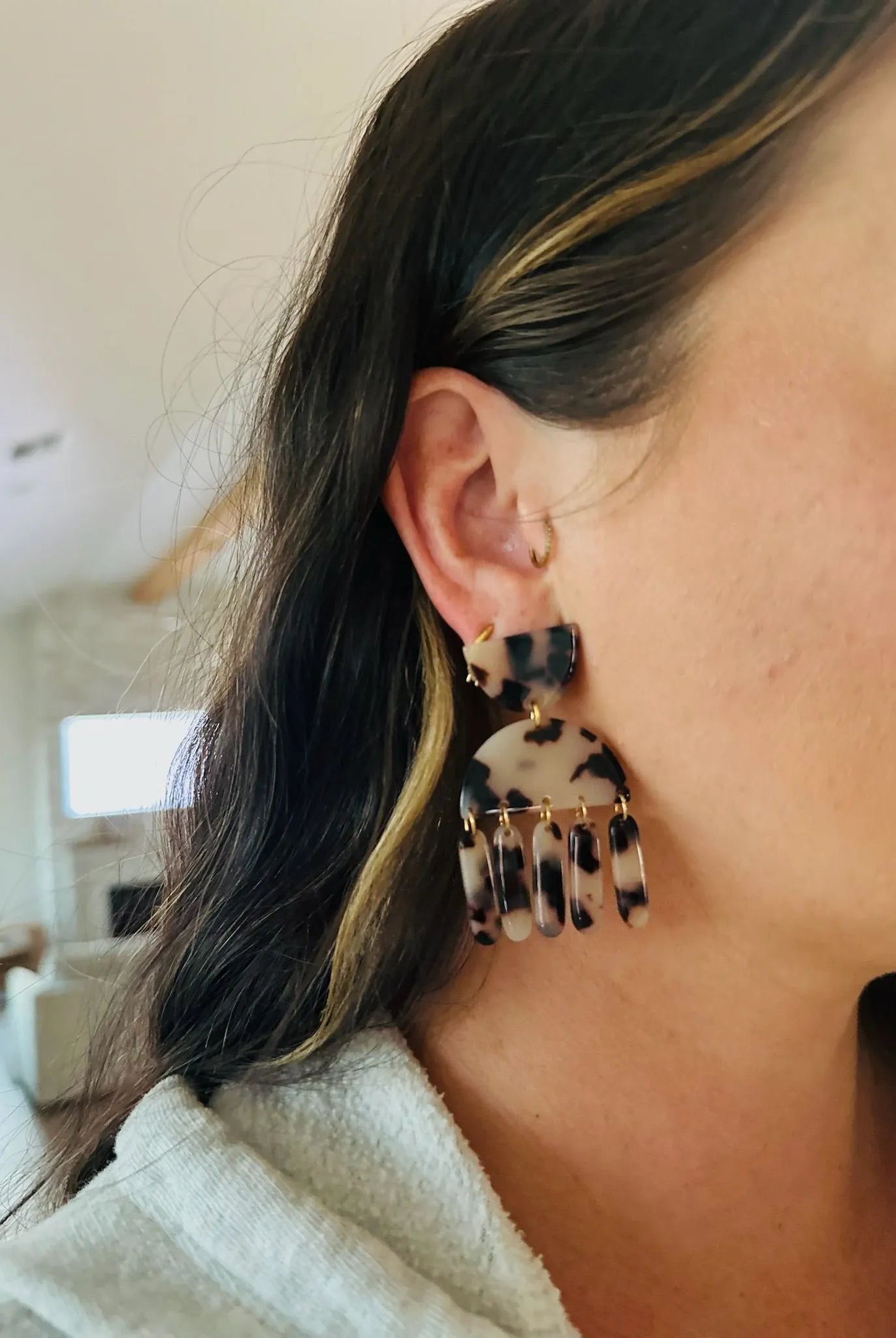 LINNY CO tortoise shell dangle earrings with gold accents, featuring a semi-circle top and multiple hanging elongated oval