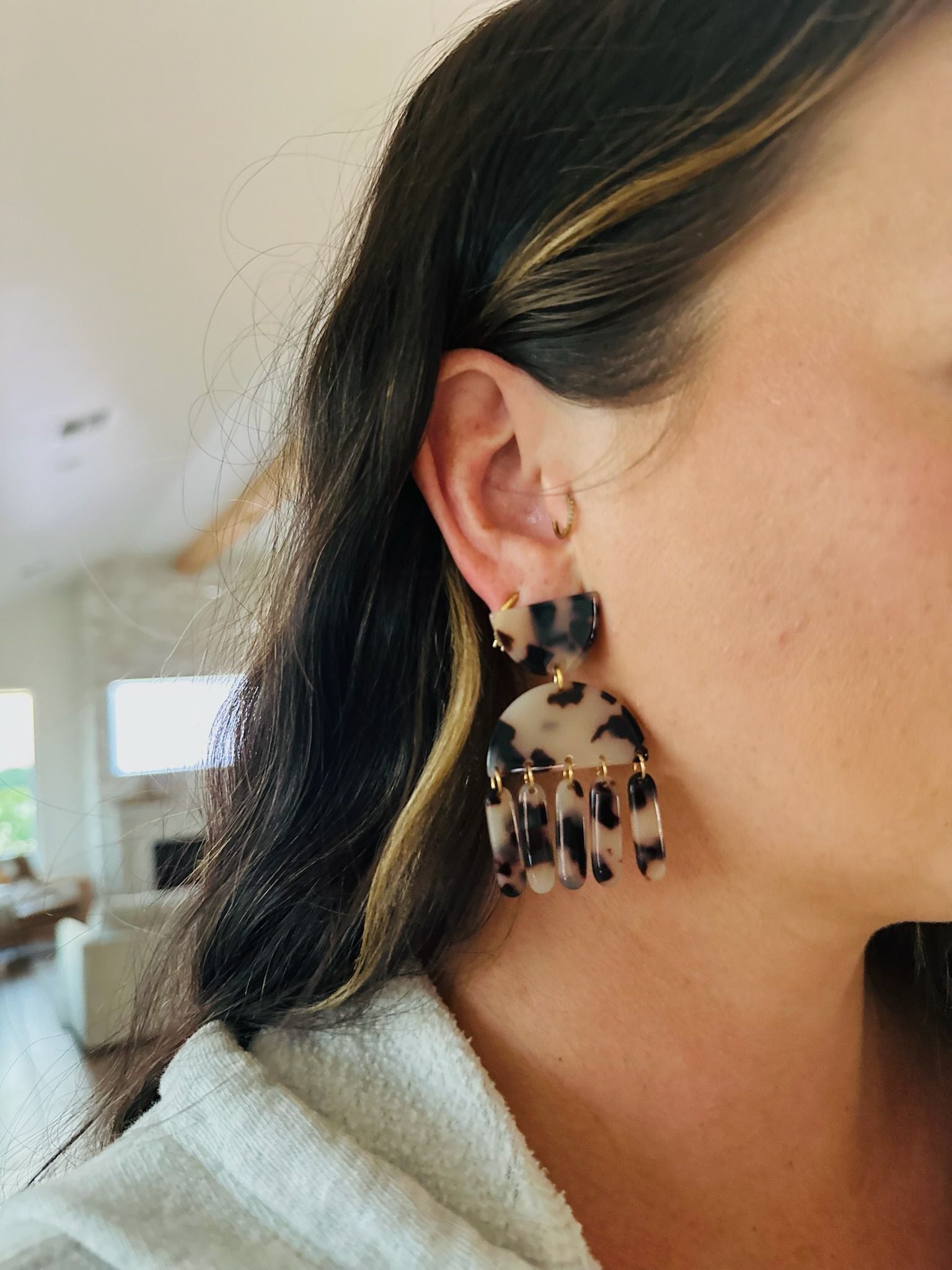 LINNY CO tortoise shell dangle earrings with gold accents, featuring a semi-circle top and multiple hanging elongated oval